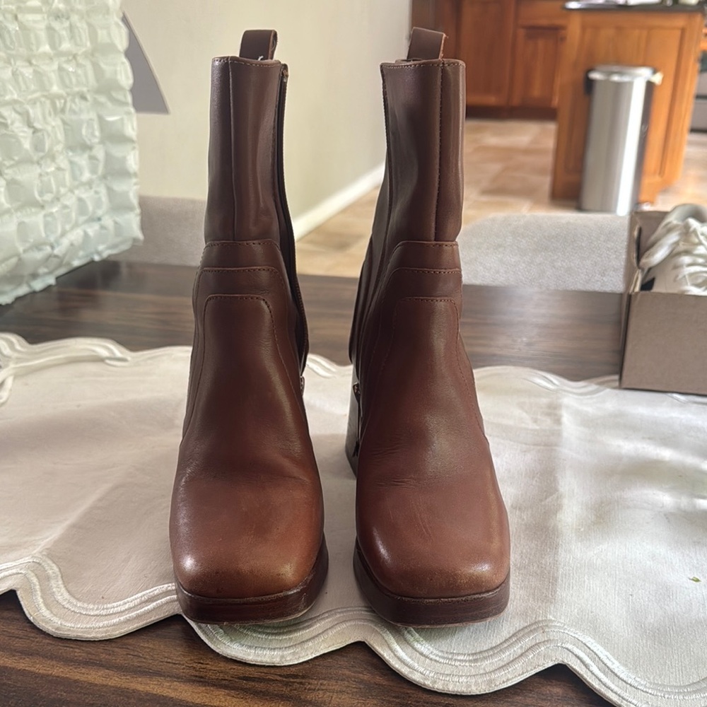 Steve Madden Brown Chelsea Boots Sleek Leather Design